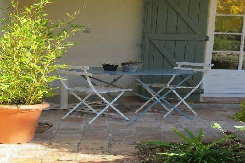Location de vacances - Gîte à Le Beausset - le coin repas de la terrasse abritée