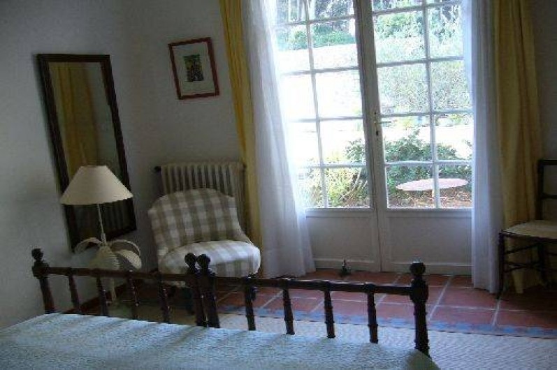 Location de vacances - Gîte à Le Beausset - Chambre donnant sur une deuxième petite terrasse