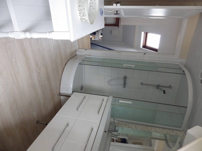 Location de vacances - Villa à Le Crotoy - Salle de bain, mais la photo est en biais...