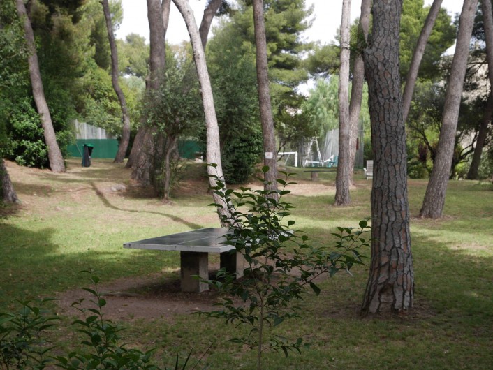 Location de vacances - Studio à Bandol - la pinède et le ping pong de la Résidence