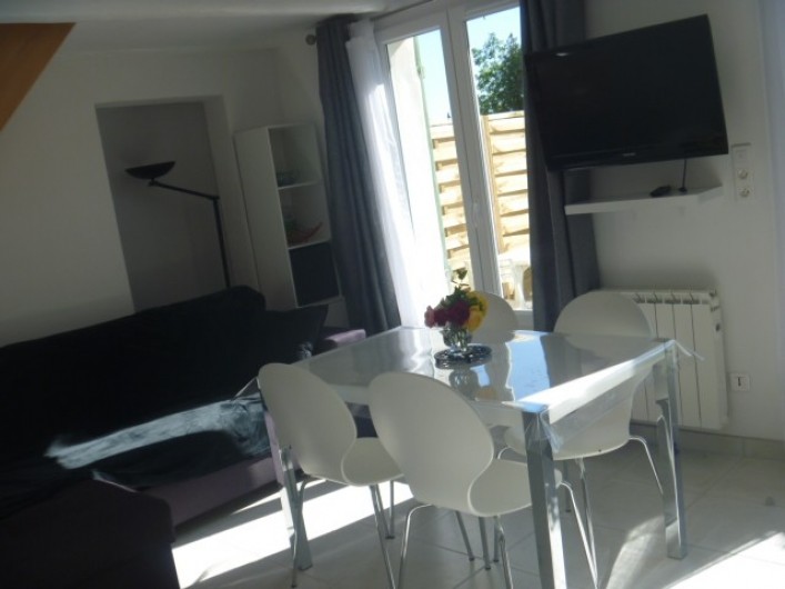 Location de vacances - Gîte à Manosque - Coin télévision avec canapé d'angle