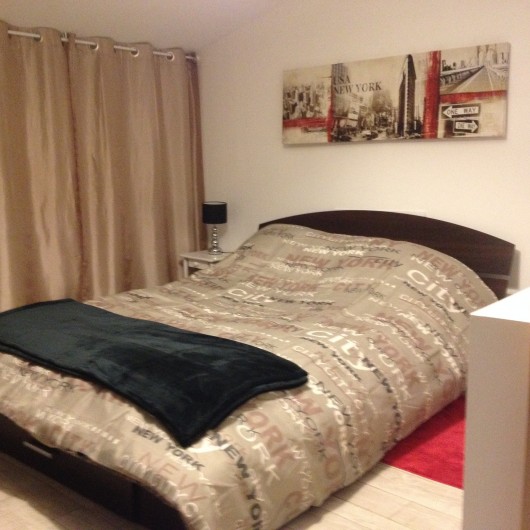 Location de vacances - Gîte à Manosque - Lit 140/190  avec un dressing derrière le  rideau