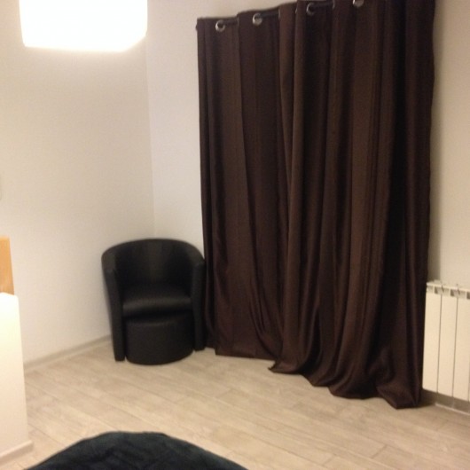 Location de vacances - Gîte à Manosque - coin lecture et détente dans la chambre  et quand on ouvre les rideau......