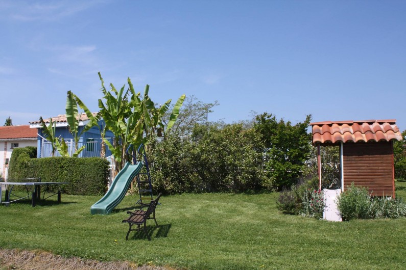 Location de vacances - Gîte à Lafrançaise - Le jardin côté piscine avec les jeux .