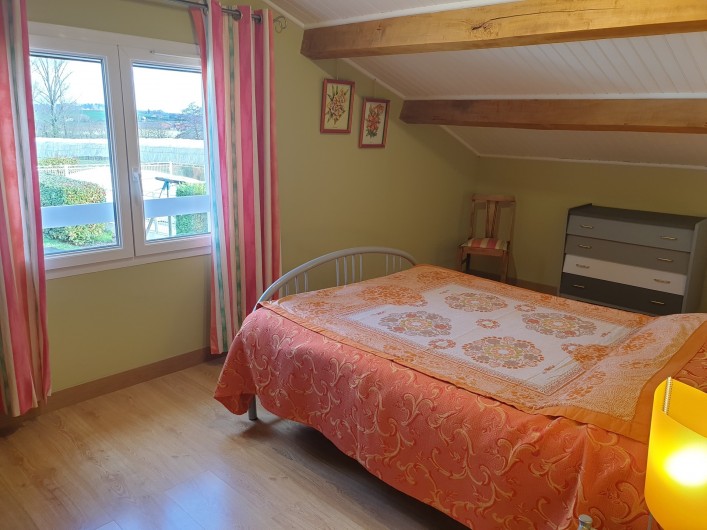 Location de vacances - Gîte à Lafrançaise - Chambre 1, fenêtre avec rideaux, volet, moustiquaire. Vue sur la campagne.