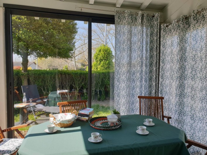 Location de vacances - Gîte à Lafrançaise - Une belle terrasse véranda, entourée de buis. Idéal pour les repas en famille