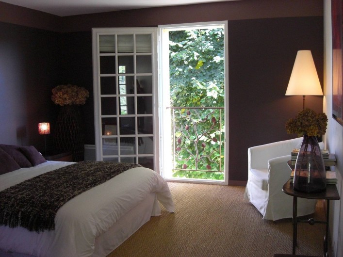 Location de vacances - Chambre d'hôtes à Sarlat-la-Canéda - Chambre AUBERGINE  1er étage avec petite terrasse table et chaises