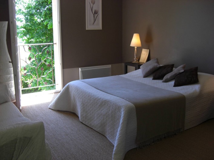 Location de vacances - Chambre d'hôtes à Sarlat-la-Canéda - Chambre TAUPE  1er étage avec petite terrasse table et chaises