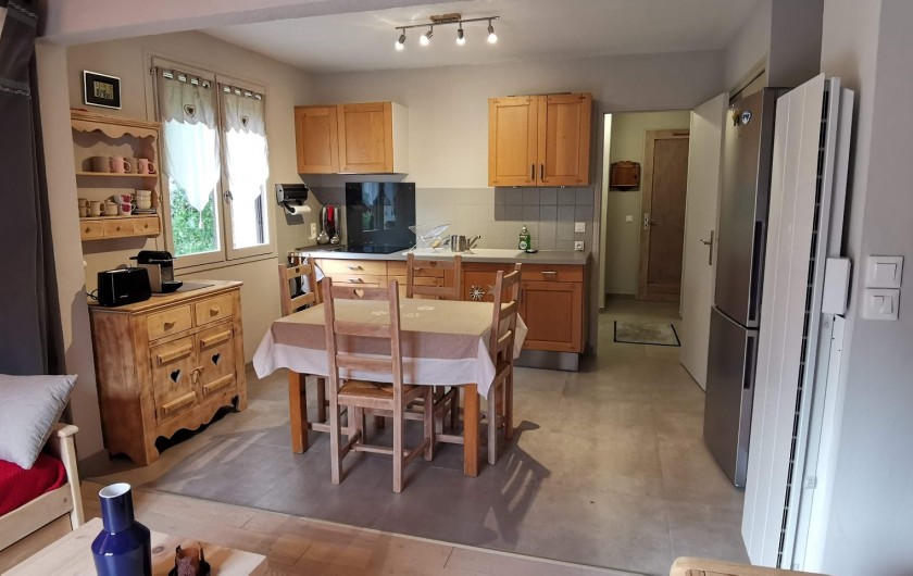 Location de vacances - Appartement à Pelvoux - Cuisine équipée  ouverte sur salon