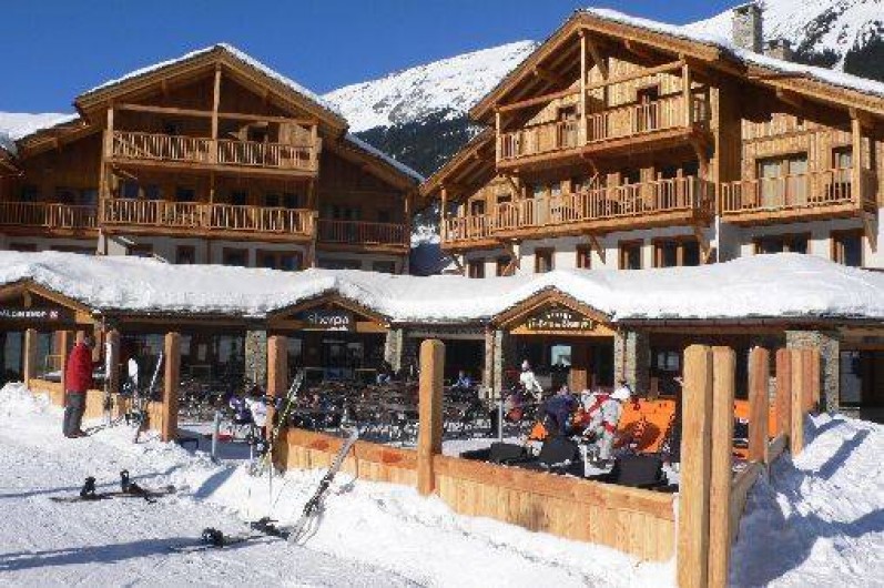 Location de vacances - Appartement à Lanslebourg-Mont-Cenis - Commerces et restaurant en rez-de chaussée