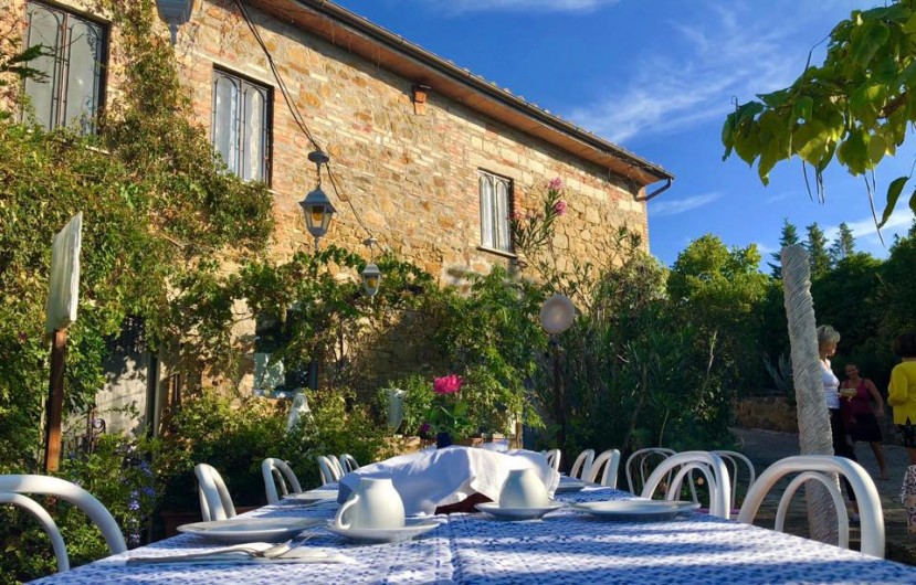 Location de vacances - Appartement à Castel Rigone - Terrasse devant la maison La Rogaia