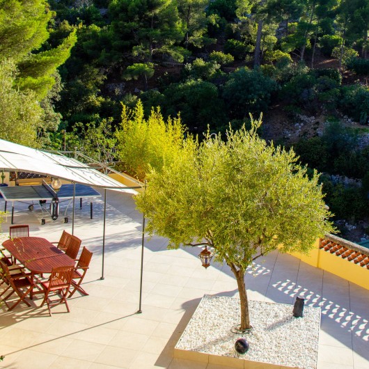 Location de vacances - Villa à Marseille - La grande table sous l’auvent de la terrasse