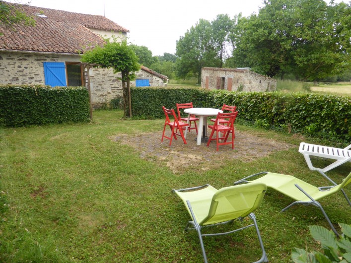 Location de vacances - Maison - Villa à Moncoutant-sur-Sèvre - Accès au gîte depuis la terrasse arrière