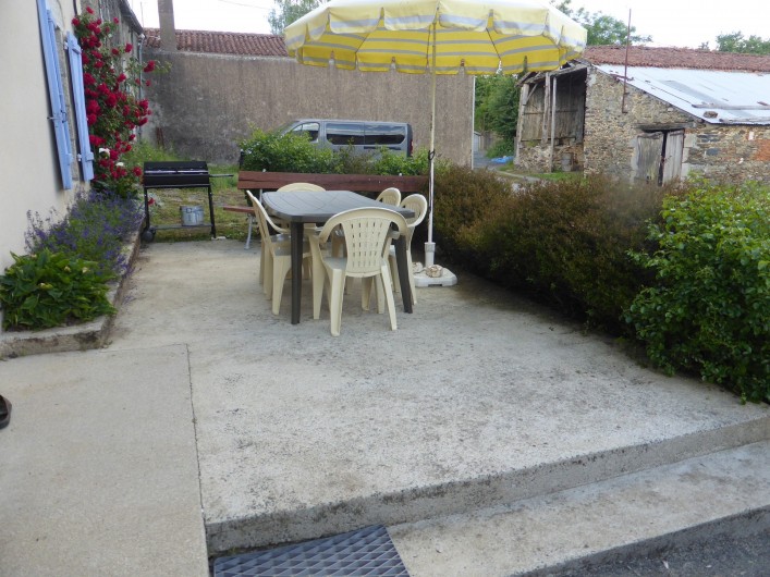 Location de vacances - Maison - Villa à Moncoutant-sur-Sèvre - Terrasse devant le gîte, avec barbecue