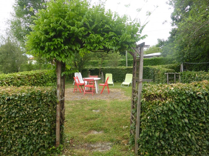 Location de vacances - Maison - Villa à Moncoutant-sur-Sèvre - Jardin arrière, terrasse et Pergola