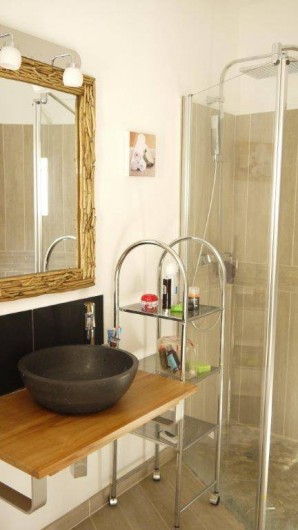 Location de vacances - Villa à Aix-en-Provence - salle de douche 1