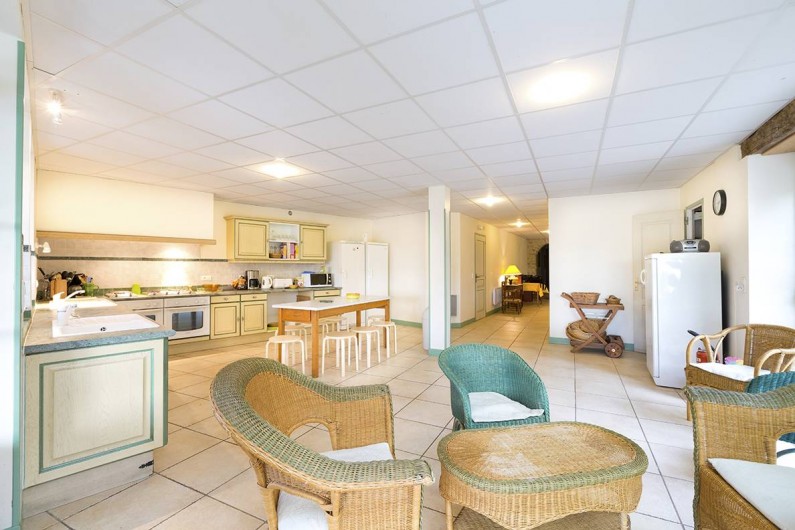 Location de vacances - Gîte à Loubressac - Cuisine :  2 frigos, 2 fours, 2 éviers, 1 congélateur.