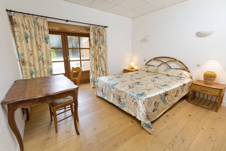 Location de vacances - Gîte à Loubressac - Chambre au rdc. Salle d'eau adaptée pour personne à mobilité réduite.