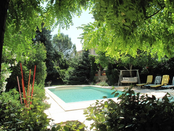 Location de vacances - Gîte à Lapalud - piscine dans la verdure