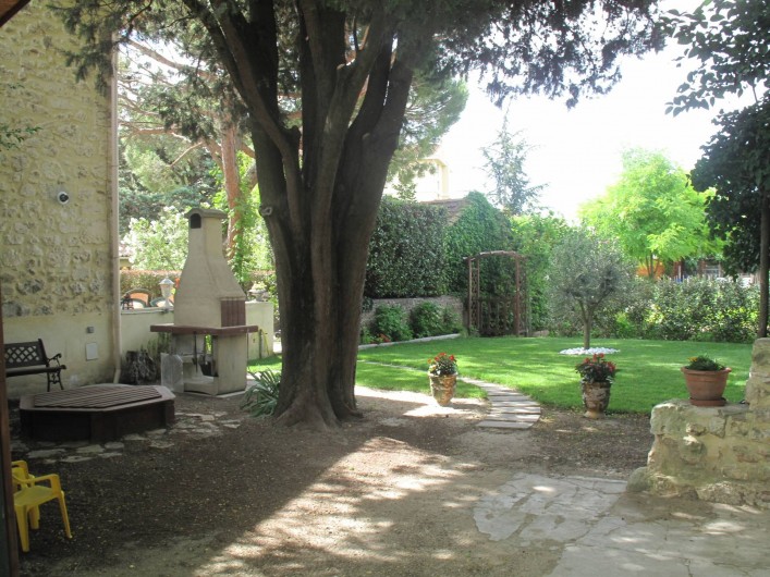 Location de vacances - Gîte à Lapalud - arrière du petit jardin donnant sur le parking privatif