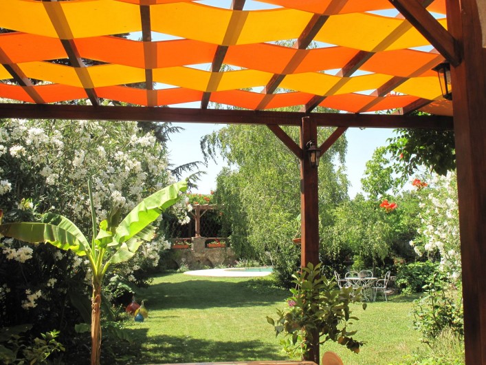 Location de vacances - Gîte à Lapalud - vue du grand jardin, au fond la piscine