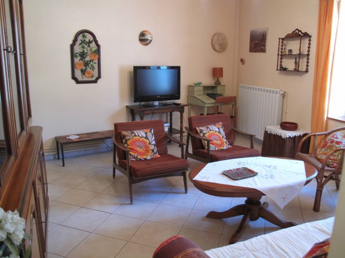 Location de vacances - Gîte à Lapalud - salon avec TV écran plat