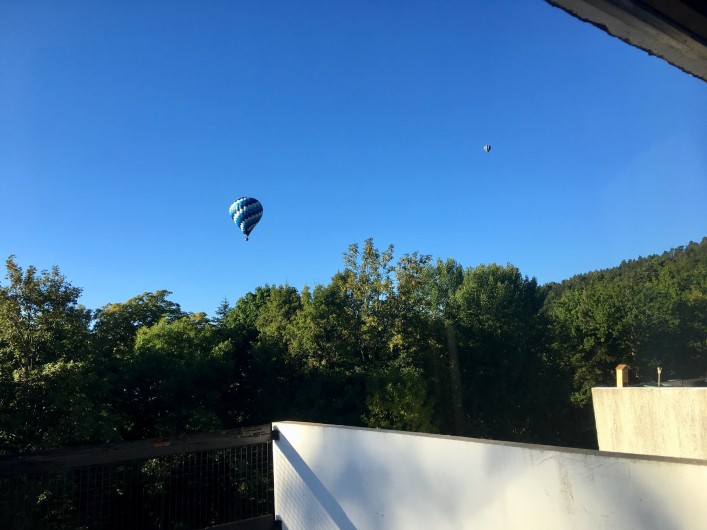 Location de vacances - Studio à Murol - Les montgolfières vues de la terrasse