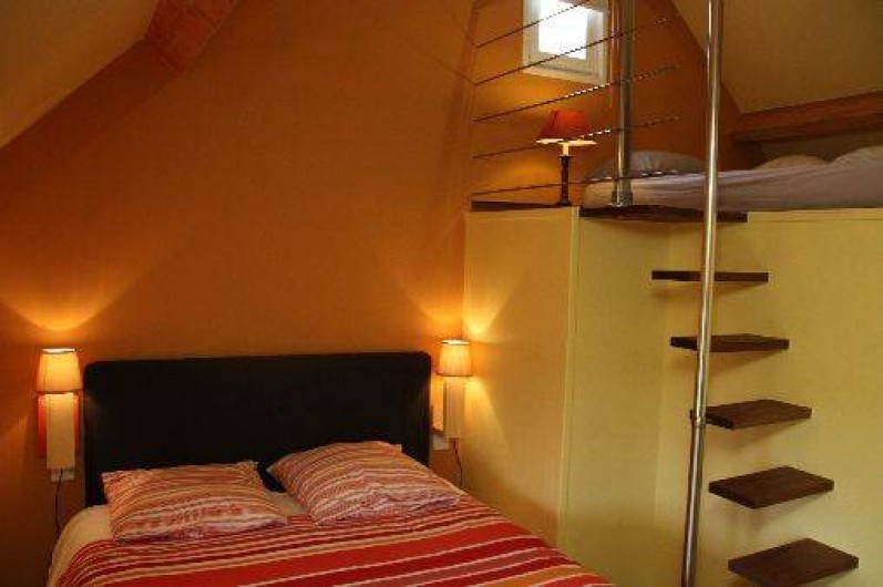 Location de vacances - Villa à Sequehart - Chambre jaune lit double et lit simple en mezzanine.