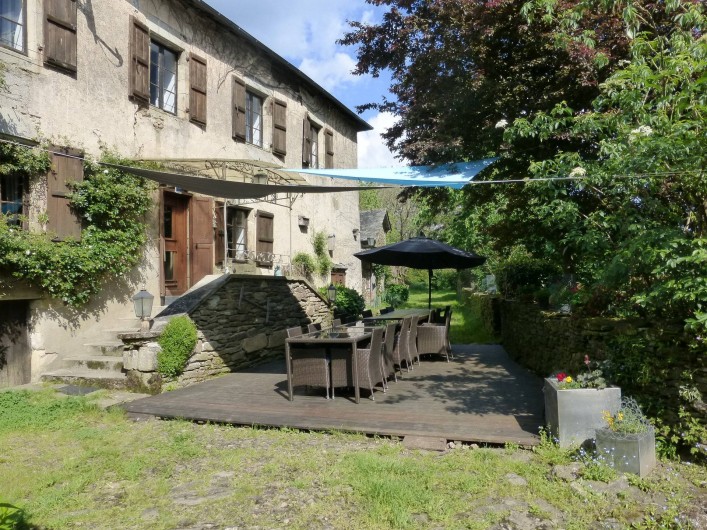Location de vacances - Gîte à Saint-Hilaire-Peyroux - façade et terrasse principale