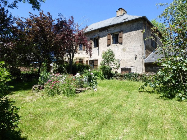 Location de vacances - Gîte à Saint-Hilaire-Peyroux - vue sur la maison depuis le jardin