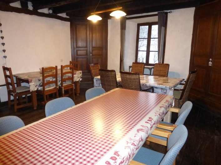 Location de vacances - Gîte à Saint-Hilaire-Peyroux - Séjour principal dans la grande bâtisse