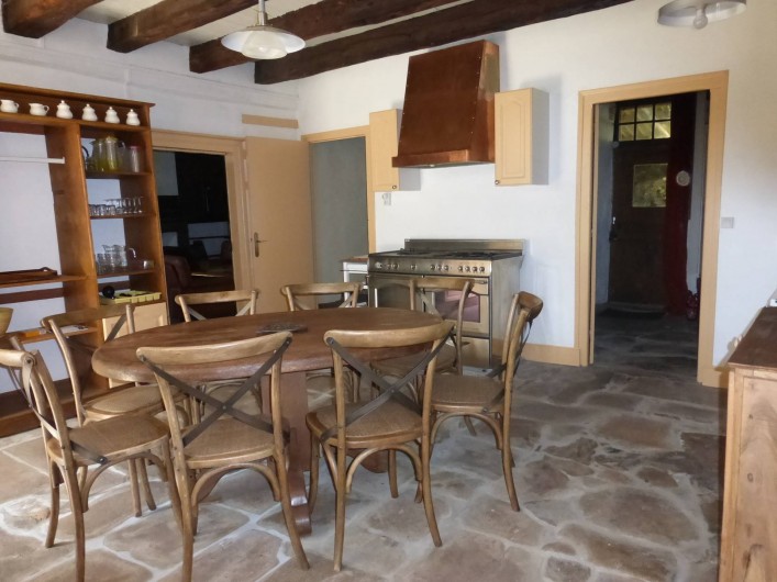 Location de vacances - Gîte à Saint-Hilaire-Peyroux - cuisine principale donnant sur le jardin et la terrasse principale