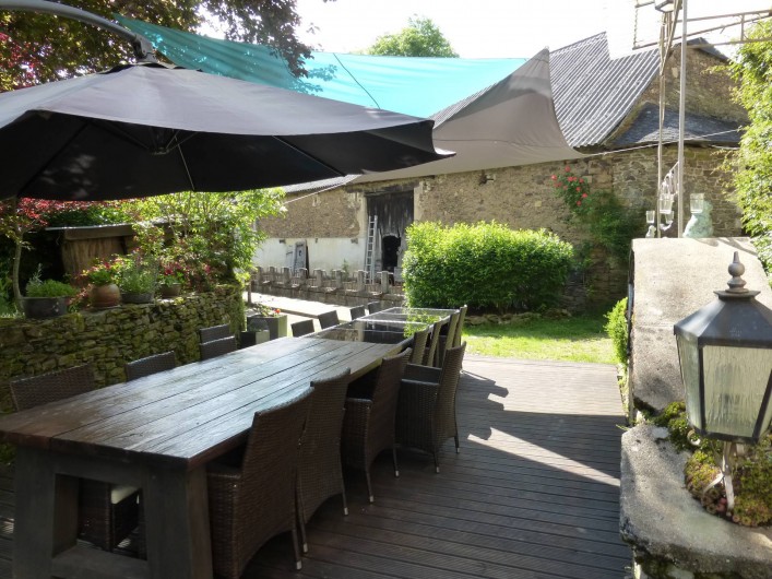 Location de vacances - Gîte à Saint-Hilaire-Peyroux - Terrasse principale ombragée