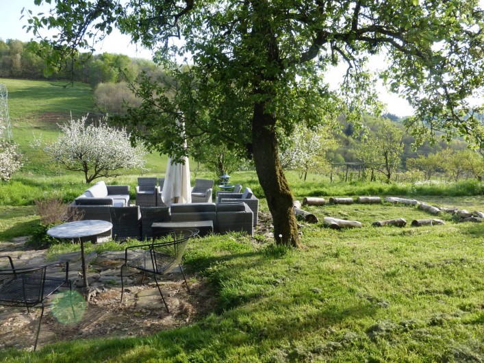 Location de vacances - Gîte à Saint-Hilaire-Peyroux - Salon de jardin principal, sans voisin, entouré d'arbres fruitiers