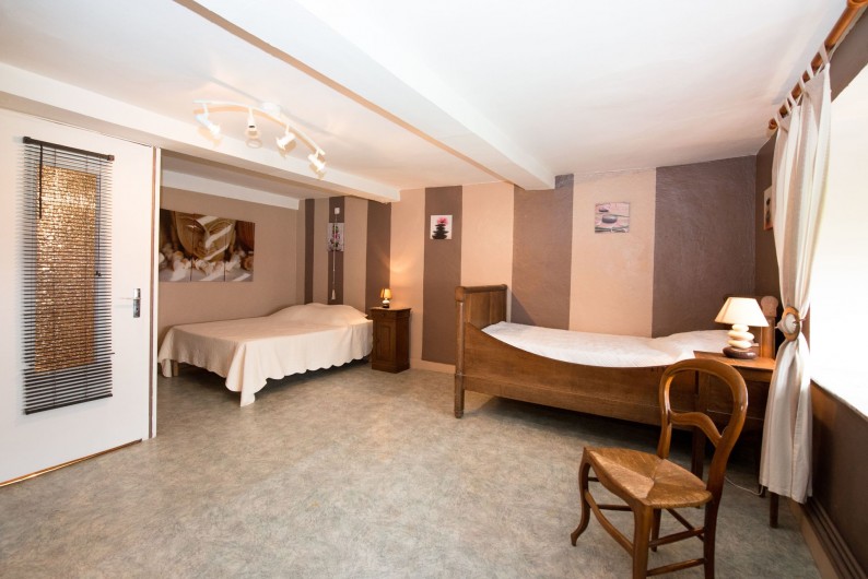 Location de vacances - Gîte à Girondelle - chambre 3personnes avec wc et lavabo