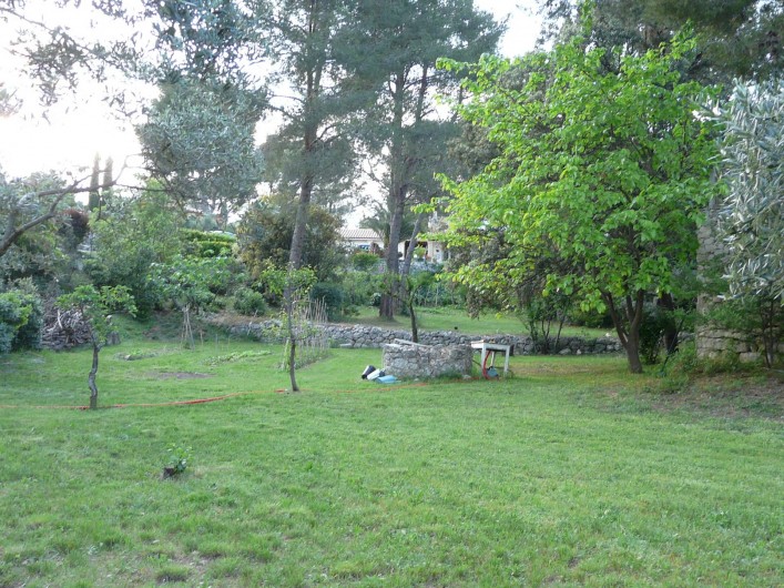 Location de vacances - Chambre d'hôtes à Velaux - Fond du jardin