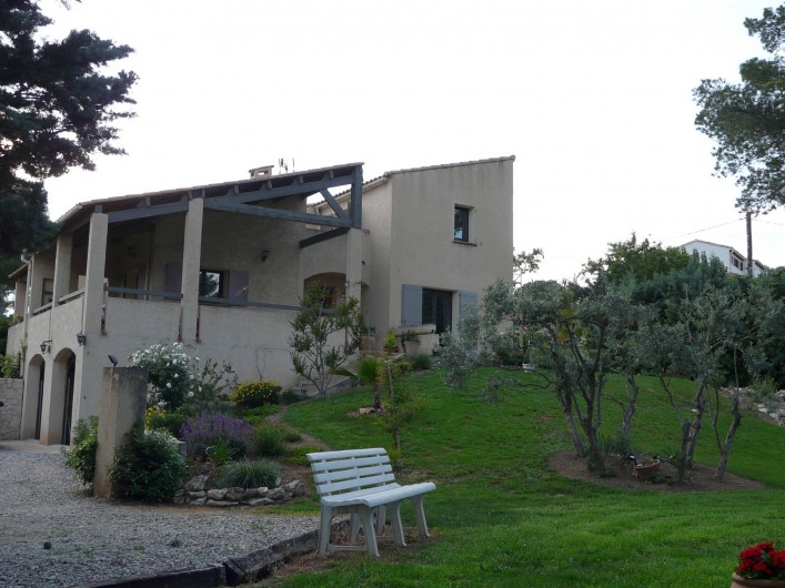 Location de vacances - Chambre d'hôtes à Velaux - Coté chambre. (en haut à droite )