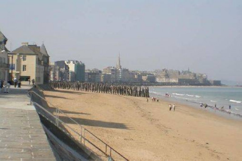 Location de vacances - Studio à Saint-Malo - la digue le long de la grande plage qui vous emmène à la vieille ville