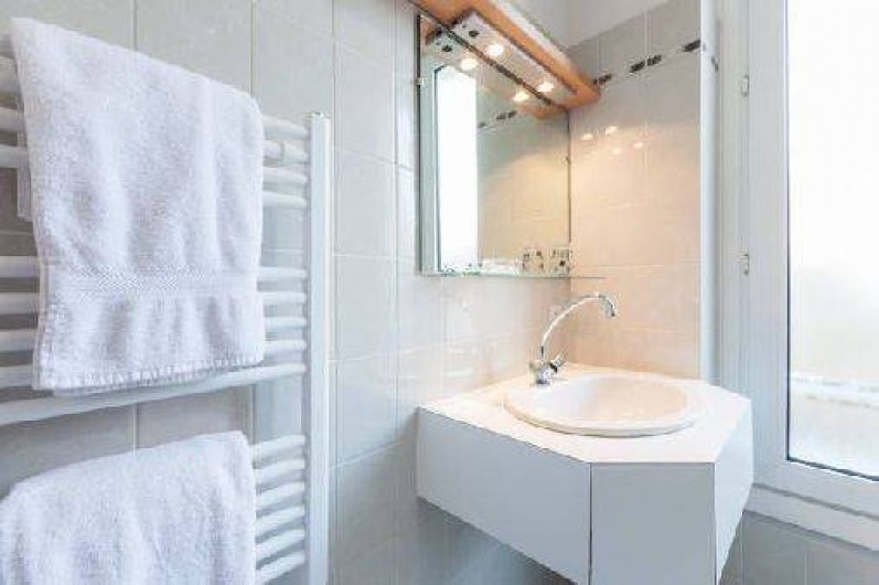 Location de vacances - Studio à Saint-Malo - la salle d'eau avec un sèche serviettes