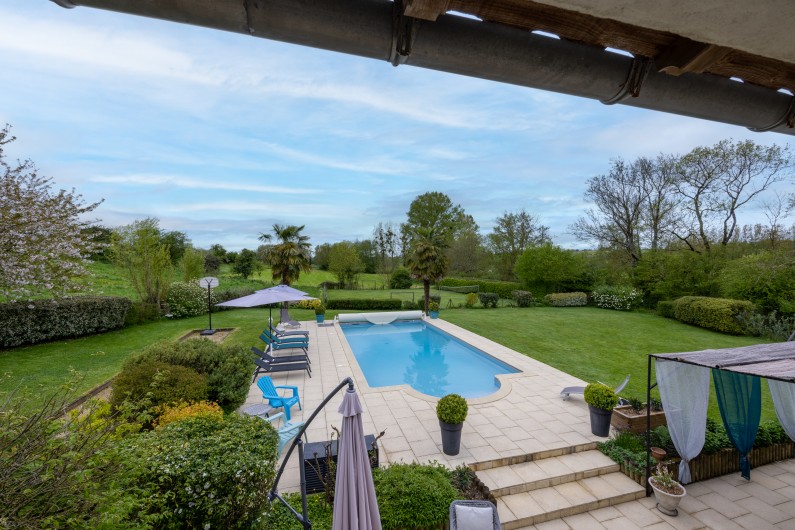 Location de vacances - Gîte à La Jaudonnière - Vue sur la piscine et les terrains de jeux.