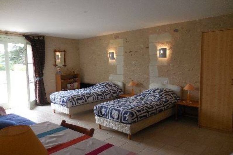 Location de vacances - Maison - Villa à Le Liège - la chambre 2 est idéale pour les enfants, 3 lits simples, et une salle de bains