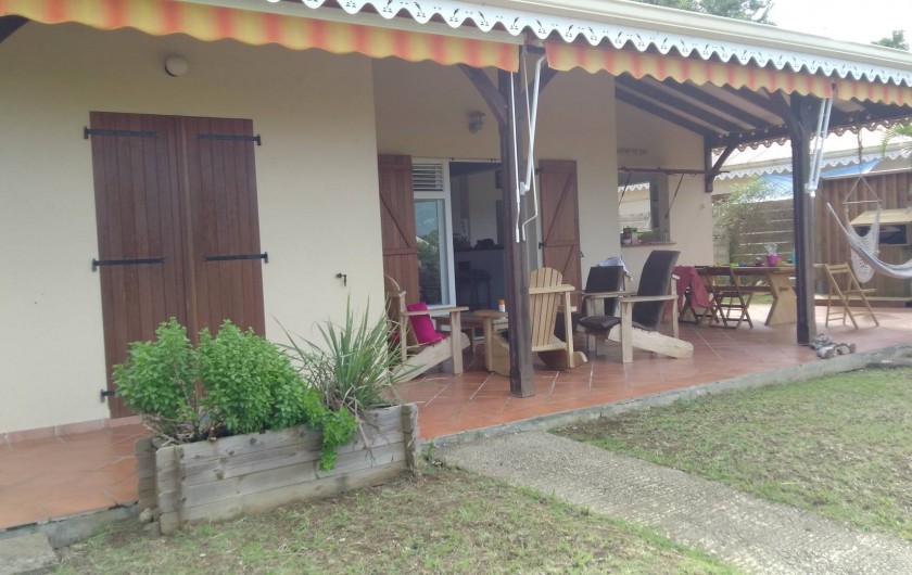 Location de vacances - Villa à Les Trois-Îlets - La terrasse avec son coin apéro et le coin repas au fond.