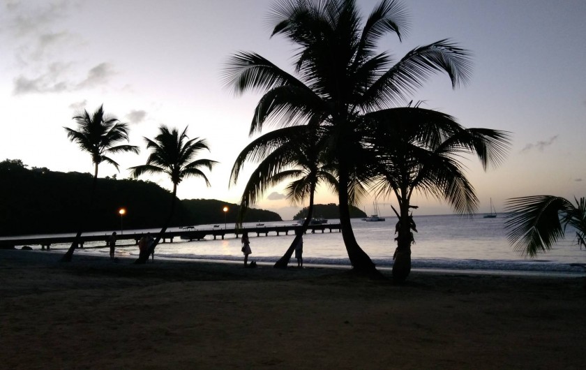 Location de vacances - Villa à Les Trois-Îlets - Couché de soleil sur la plage à 300 mètres de la villa