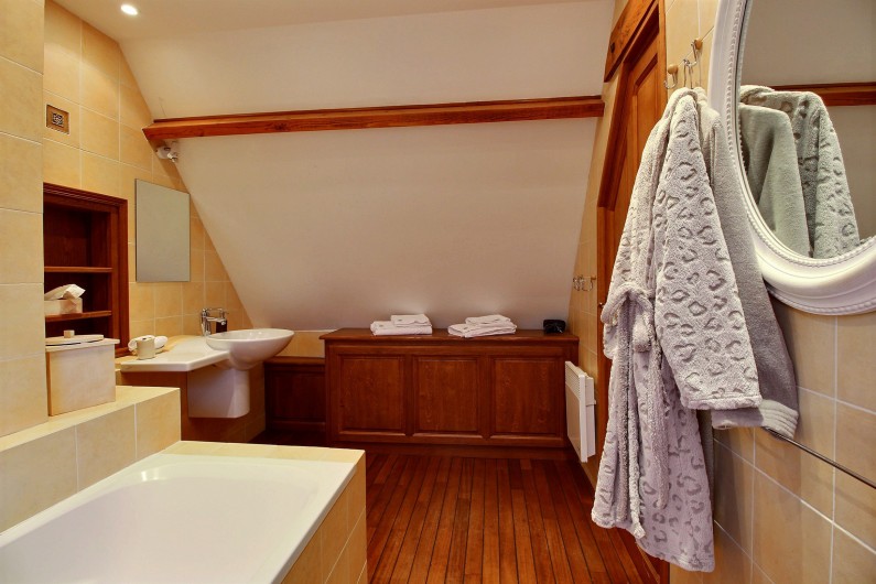 Location de vacances - Gîte à Les Champeaux - Salle de bains avec wc chambre 2