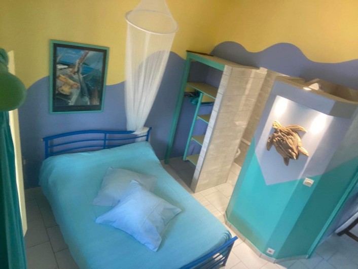 Location de vacances - Gîte à Sainte-Anne - 1 eme chambre gite raisinier  avec salle d eau wc