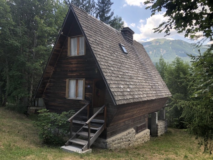 Location de vacances - Chalet à Allos - CHALET CANADIEN TRADITIONNEL NICHÉ DANS LA VERDURE