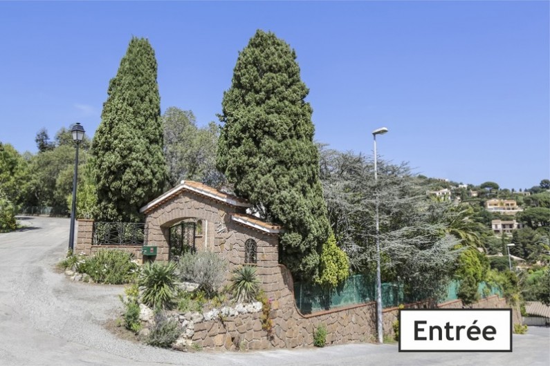 Location de vacances - Villa à Roquebrune-sur-Argens - Vue de la Maison depuis la Rue