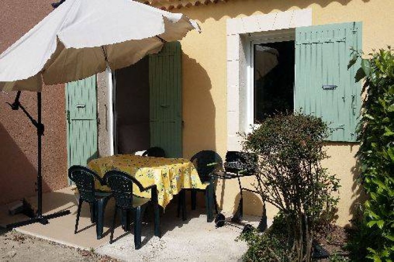 Location de vacances - Maison - Villa à Loriol-du-Comtat - Terrasse privée séparée par des haies végétales   Barbecue
