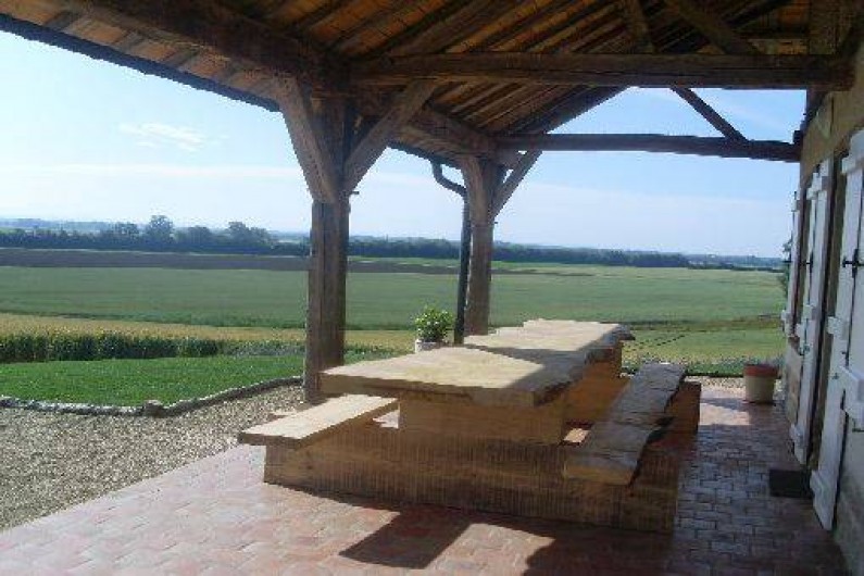 Location de vacances - Gîte à Pourlans - terrasse surplombant les champs