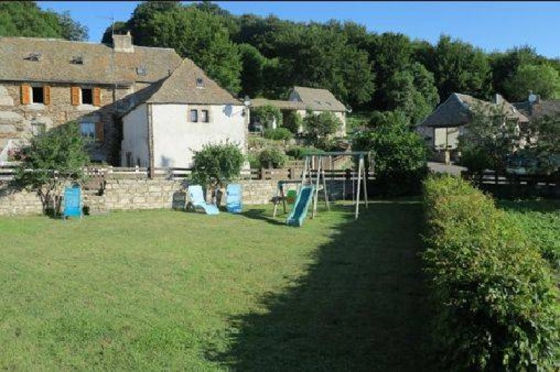 Location de vacances - Gîte à Saint-Pierre-de-Nogaret - Terrain extérieur avec transats, bancs